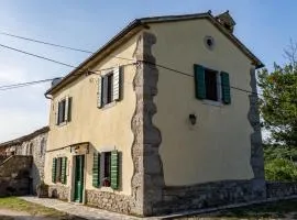 Comfortable holiday house with pool in the picturesque Istrian hinterland