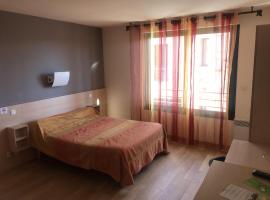 Aux berges de Pareloup, hotel v destinaci Salles-Curan