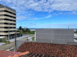 Sobrado a 50 metros da praia, hotel en Pontal do Paraná