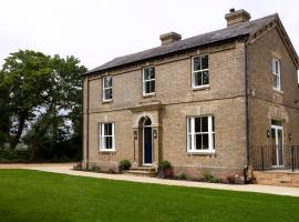 The Old Farmhouse at Roughs Farm Retreats, cheap hotel in Huntingdon