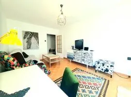 Yellow Apartment oposite ZOO (5 minutes walk to the Old Town)