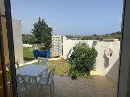 DAR AROUA S3 avec jardin gazonné, hotel in El Haouaria