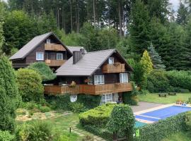 Chata Jezevec, hotel s baz&eacute;nem v Hojsově Str&aacute;ži