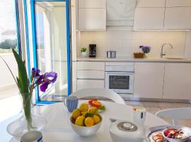Modern Apartment for 4 persons, Sea view, near the beach, hotel sa Supetar