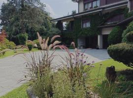 Chez Queen B&B: Lurate Caccivio'da bir otoparklı otel