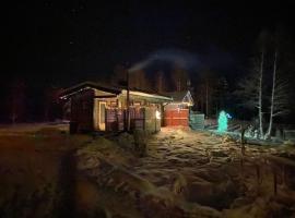 Luxury Aurora glass Igloo, hot tub & sauna cottage, casa de campo em Rovaniemi