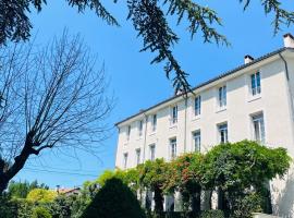 Les Glycines, charmant studio au calme dans bâtisse de Maître proche du centre ville parking gratuit, levný hotel v destinaci Digne-Les-Bains