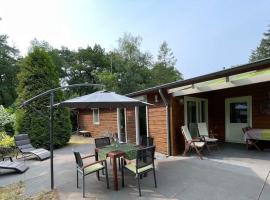 Ruime en comfortabele bungalow aan bosrand, vacation home in Lage Mierde