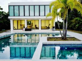 Ultimate Beach Getaway, Luxury villa in Ritz-Carlton, Dorado 5 mins to Beach, cottage in Dorado