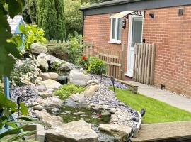 Patio lodge with forest access close to beaches, hotel with parking in South Wootton