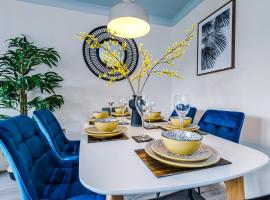 Newly Refurbished 3 Double Bedroom Knowsley Liverpool Townhouse, сімейний готель у місті Ноуслі