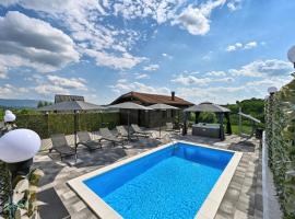 Holiday House Dora - Nice home with nice forest view and Outdoor swimming pool, Whirlpool-Jacuzzi, Sauna, 2 bedrooms and WiFi, hôtel à Veliko Trgovišće