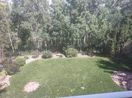 Spacious One Bedroom Walkout Basement Suite, apartment in Calgary