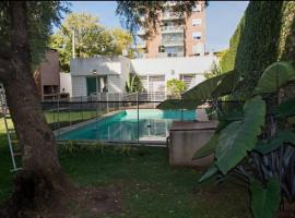 Casa con pileta en Rosario: Rosario şehrinde bir otel