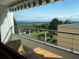 Apartment Bergpanorama mit wunderschönem Alpenpanorama und Indoor-Pool، فندق في Oberteuringen