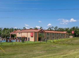 Econo Lodge Inn & Suites, hotel near Diamondhead Country Club, Diamondhead