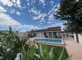 Villa provençale avec piscine, отель в городе Saint-Andiol