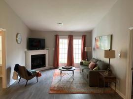 Comfy, Stylish Townhome Near I-20!, hotell i Augusta