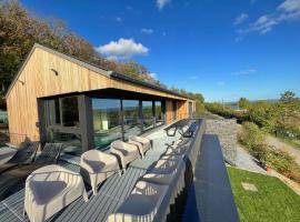 Luxurious holiday home with indoor pool and a unique view over the valley, hotel i Septon