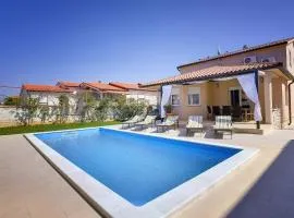 Detached, modern villa with private pool between Fazana and Pula, near beach