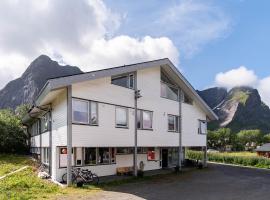 Reine Basecamp - Apartments & Rooms، بيت شباب في راين