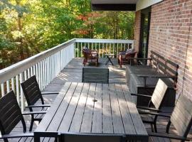 Cozy Chalet, cottage in Sainte-Adèle