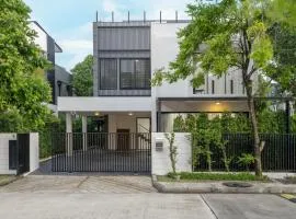 Modern villa with pool close to the beach - LP #97