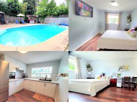 Cozy and quiet house with private swimming pool, hotel near Toronto Zoo, Toronto