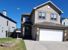 Spacious comfortable Air-Conditioned. Near airport!, cottage in Calgary