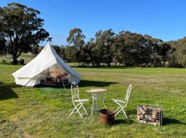 Cosy Glamping Tent 2, glamping site in Ararat