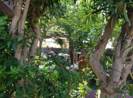 Maison Fi côté nature et relax, mer et centres à 2 pas, 3 chambres triples et privées, parties communes , jardin arboré, tonnelles, barbecue, hotel v destinaci Valras-Plage