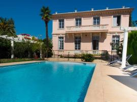 Divine Villa with a large pool in the heart of Nice, vila u Nici