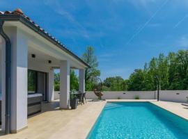 Villa VINE - new luxury holiday house in a green oasis，Manjadvorci的飯店