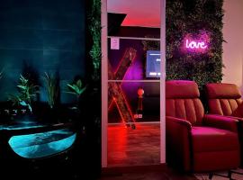 Red love-room / Balnéo & plus !, hotel en Souppes-sur-Loing