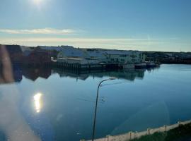 Bangsund harbour view, feriebolig i Vardø