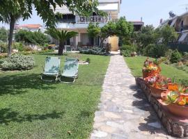 Παραθαλάσσιο διαμέρισμα με κήπο στον Αγιόκαμπο, hotel bajet di Agiokampos