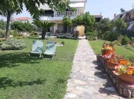 Παραθαλάσσιο διαμέρισμα με κήπο στον Αγιόκαμπο