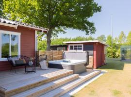 Renovated cottage with SPA located 200 m from the sea, готель з парковкою у місті Ljungbyholm