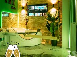 XMX Jacuzzi and Baldachin Studio, מלון ליד אפי קונטרוצ'ני, בוקרשט