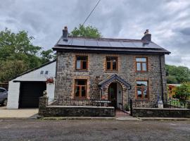 Cosy Riverside home, rental liburan di Llanwrda