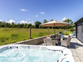 Cherry Lodge, 14 Roadford Lake Lodges, hotel i Lifton