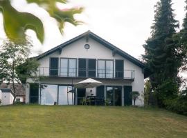Eifel21 - stilvolles Haus in der Vulkaneifel, lavprishotell i Bleckhausen