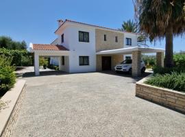 Luxury 6 bedrooms villa in Cyprus: Paphos, Paphos Hayvanat Bahçesi yakınında bir otel