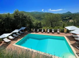 Spoleto Splash Casa Vicolo, a fabulous country cottage sleeps 45wifiaircon，Strettura的飯店