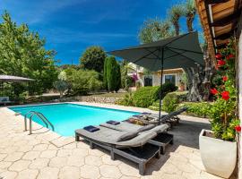 Private & comfortable stone villa with pool, hotelli kohteessa Roquefort-Les-Pins
