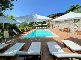 Torretta sleeps 5 with pool and exclusive gardens plus private verandah, lodge à Strettura