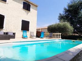 Maison proche de Hyeres avec piscine privée, terrasse et jardin, hotel in La Farlède