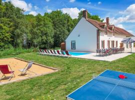 So Villa Les Houx 45 - Heated pool - Soccer - 2h from Paris - 30 beds, hotel in Triguères