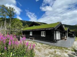 Tuftebo with hiking trails just right outside the door, semesterhus i Slåtto