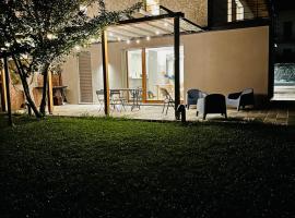villa amarena, centralissima giardino e parcheggio, hotel u gradu Anđera